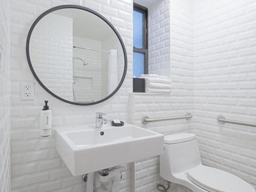 Habitación Doble con ducha accesible en silla de ruedas - Adaptada para personas con movilidad reducida - No fumadores del hotel voco The Franklin New York. Foto 3