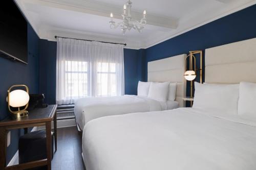 Habitación Doble Estándar con 2 camas dobles del hotel voco The Franklin New York. Foto 3