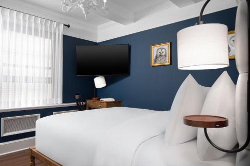 Habitación acogedora con cama grande del hotel voco The Franklin New York