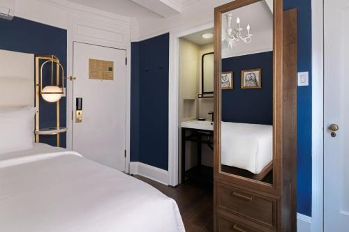 Habitación acogedora con cama grande del hotel voco The Franklin New York. Foto 2