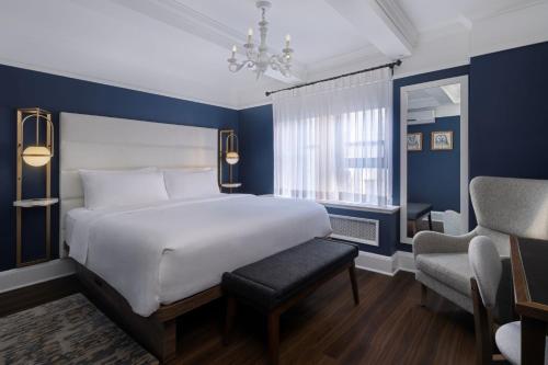 Habitación Premium con cama extragrande del hotel voco The Franklin New York. Foto 4