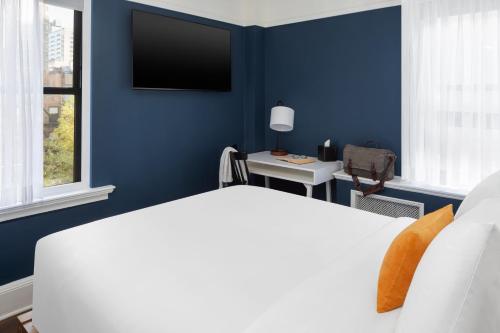 Habitación Doble con ducha accesible en silla de ruedas - Adaptada para personas con movilidad reducida - No fumadores del hotel voco The Franklin New York. Foto 1