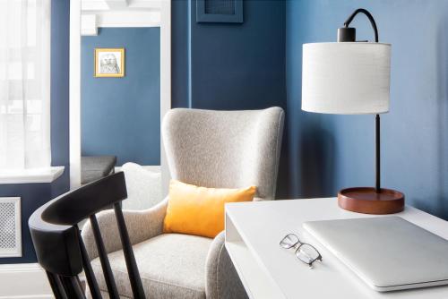 Habitación Premium - cama extragrande - Adaptada para personas con discapacidad del hotel voco The Franklin New York. Foto 1