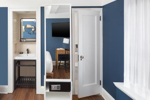 Habitación con cama grande - Adaptada para personas con discapacidad auditiva - No fumadores del hotel voco The Franklin New York. Foto 2