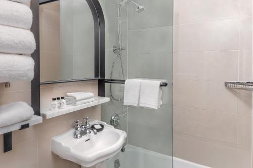 Habitación Doble con bañera adaptada para personas con movilidad reducida - No fumadores del hotel voco The Franklin New York. Foto 6