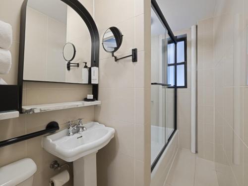 Habitación Doble con bañera adaptada para personas con movilidad reducida - No fumadores del hotel voco The Franklin New York. Foto 7