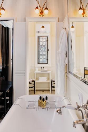 Suite con cama extragrande del hotel At Sloane. Foto 9