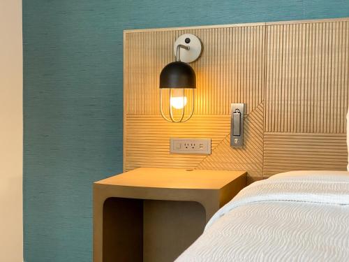 Habitación Clásica con cama extragrande del hotel Marseilles. Foto 1
