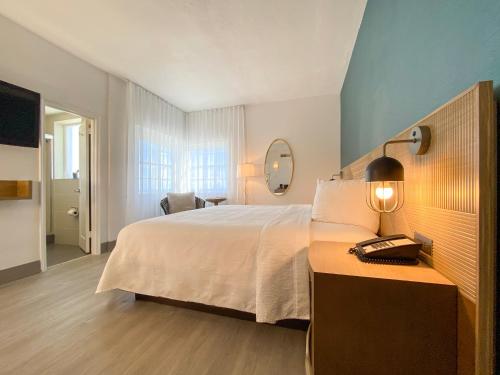 Habitación Clásica con cama extragrande del hotel Marseilles. Foto 3
