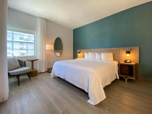 Habitación Clásica con cama extragrande del hotel Marseilles. Foto 4