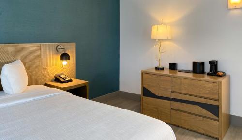 Habitación Clásica con cama extragrande del hotel Marseilles. Foto 7