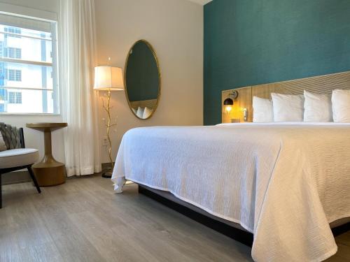 Habitación Clásica con cama extragrande del hotel Marseilles. Foto 8