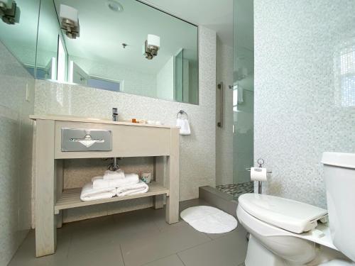 Suite Junior Doble con cama grande del hotel Marseilles. Foto 4