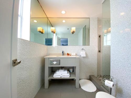 Suite Junior Doble con cama grande del hotel Marseilles. Foto 8