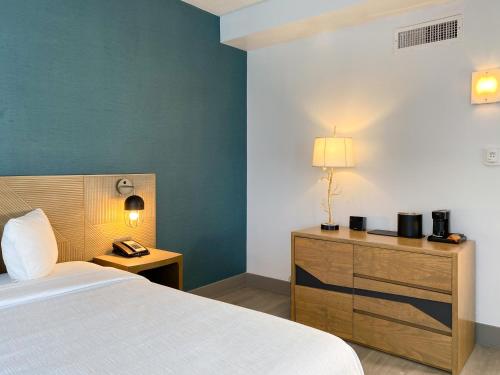 Habitación Superior con cama extragrande del hotel Marseilles. Foto 2