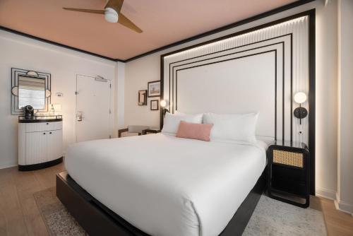 Habitación Deluxe con cama extragrande del hotel Eurostars Winter Haven. Foto 1