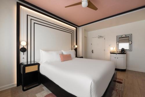 Habitación Deluxe con cama extragrande del hotel Eurostars Winter Haven. Foto 6