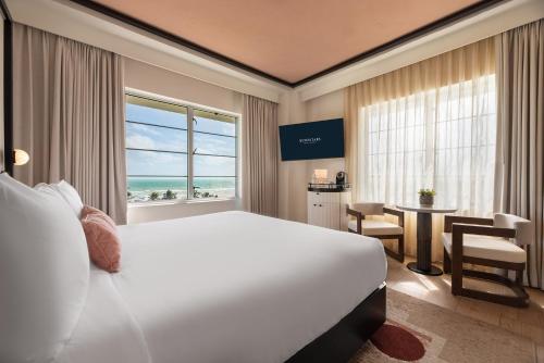 Habitación Deluxe esquinera con vistas al mar - Cama extragrande del hotel Eurostars Winter Haven. Foto 4