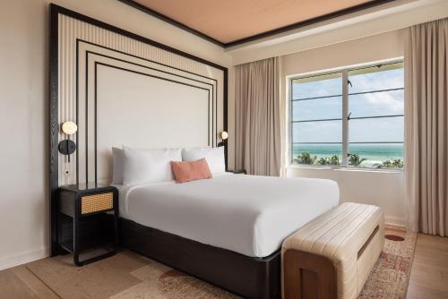 Habitación Deluxe esquinera con vistas al mar - Cama extragrande del hotel Eurostars Winter Haven. Foto 5