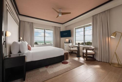 Habitación Deluxe esquinera con vistas al mar - Cama extragrande del hotel Eurostars Winter Haven. Foto 12