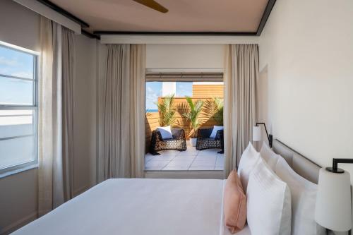 Habitación Premium con vistas parciales al mar y jardín en la azotea - Cama grande del hotel Eurostars Winter Haven