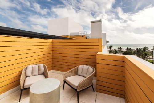 Habitación Premium con vistas parciales al mar y jardín en la azotea - Cama grande del hotel Eurostars Winter Haven. Foto 1