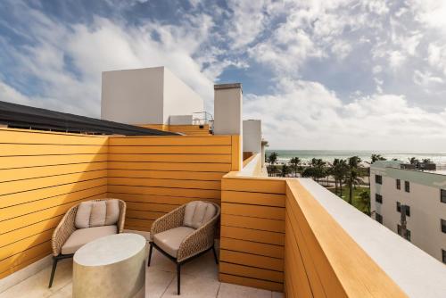 Habitación Premium con vistas parciales al mar y jardín en la azotea - Cama grande del hotel Eurostars Winter Haven. Foto 2