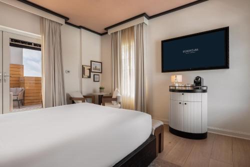 Habitación Premium con vistas parciales al mar y jardín en la azotea - Cama grande del hotel Eurostars Winter Haven. Foto 5