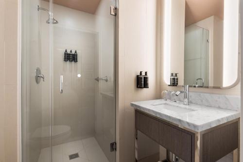 Habitación Premium con vistas parciales al mar y jardín en la azotea - Cama grande del hotel Eurostars Winter Haven. Foto 8