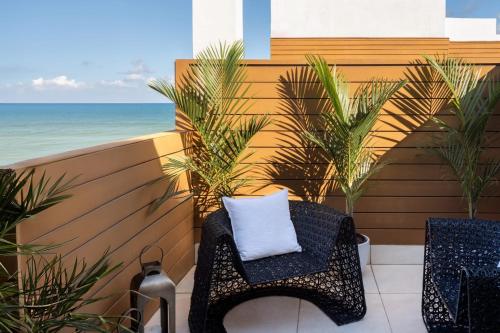 Habitación Premium con vistas parciales al mar y jardín en la azotea - Cama grande del hotel Eurostars Winter Haven. Foto 10