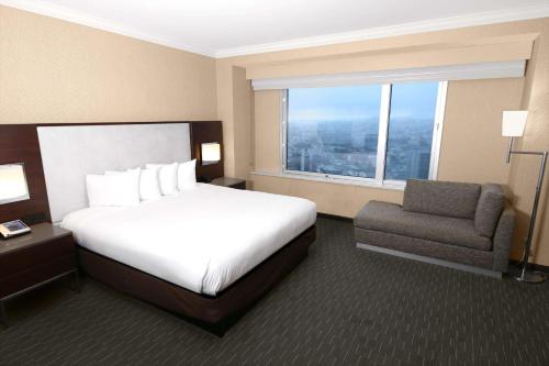 Vistas al horizonte urbano - Suite con 1 dormitorio y 1 cama extragrande del hotel Hilton San Francisco Union Square. Foto 2