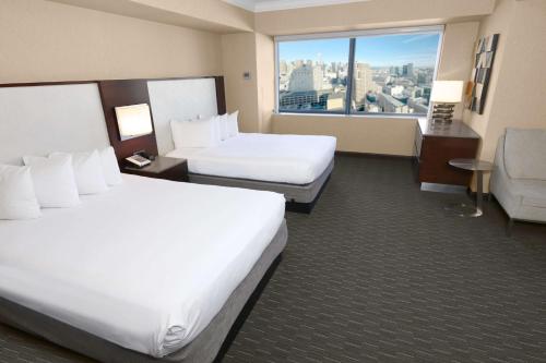 Suite Junior con 2 camas grandes del hotel Hilton San Francisco Union Square. Foto 2
