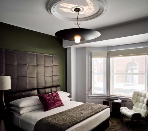 Habitación Doble Superior con cama grande - Adaptada para personas de movilidad reducida del hotel Zeppelin San Francisco. Foto 1
