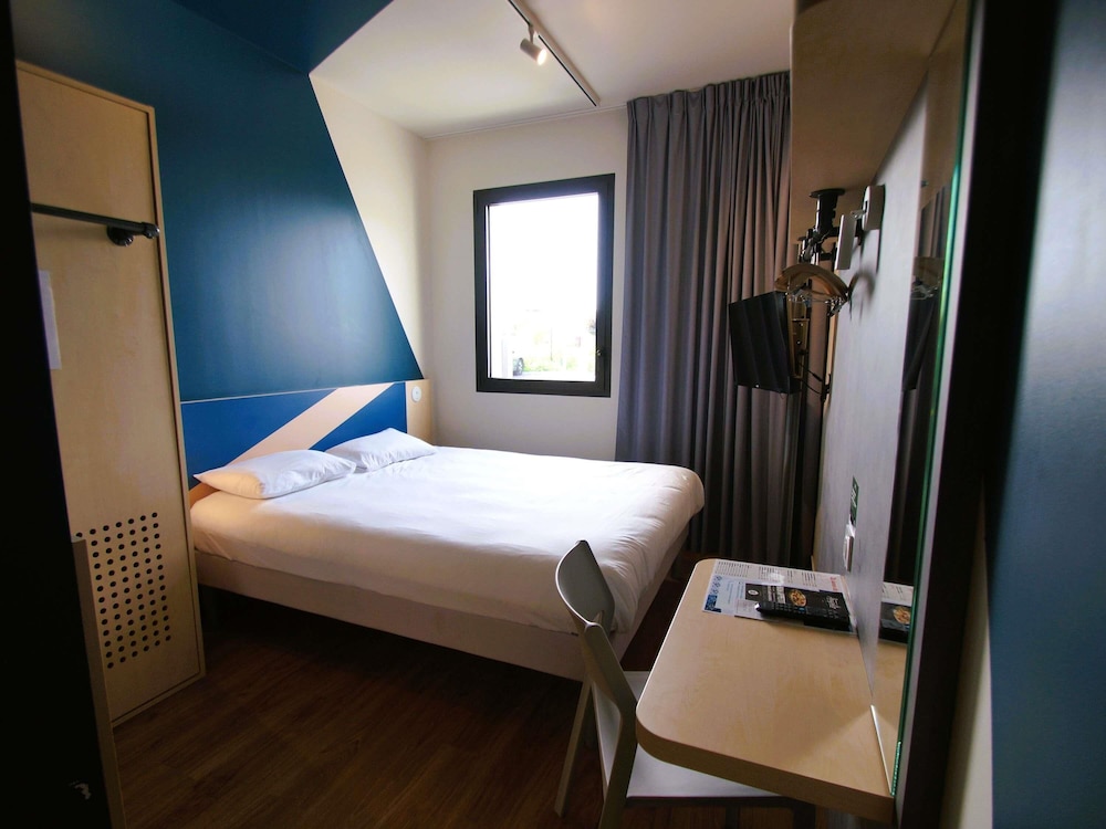 Habitación triple, varias camas del hotel Ibis Budget Loudéac Vélodrome (Ouverture Juillet 2023)