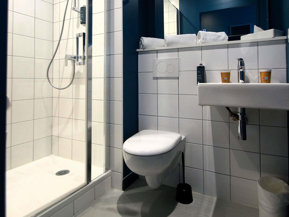 Suite familiar, 2 camas dobles, habitaciones comunicadas del hotel Ibis Budget Loudéac Vélodrome (Ouverture Juillet 2023). Foto 3