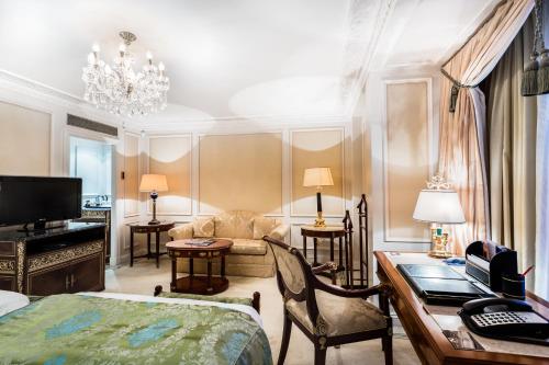 Habitación Doble Deluxe - 2 camas del hotel The Bentley London. Foto 1