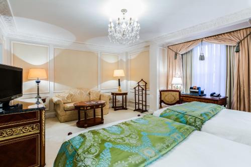 Habitación Doble Deluxe - 2 camas del hotel The Bentley London. Foto 2