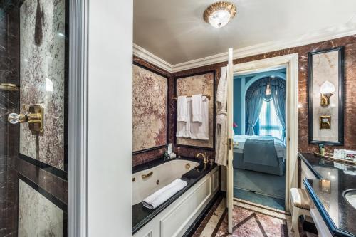 Habitación Doble Deluxe - 2 camas del hotel The Bentley London. Foto 4