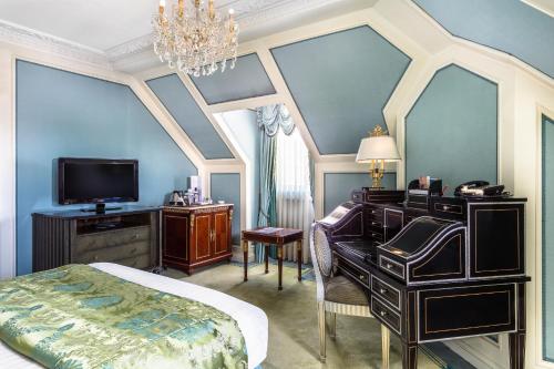 Habitación con cama grande del hotel The Bentley London. Foto 2