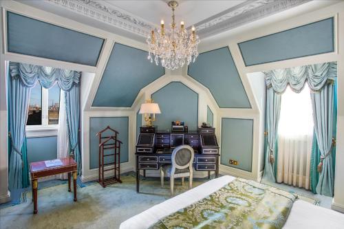 Habitación con cama grande del hotel The Bentley London. Foto 4