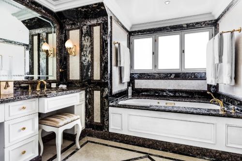 Habitación con cama grande del hotel The Bentley London. Foto 5