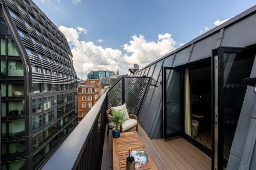 Habitación Doble Deluxe con terraza en la azotea del hotel The Chamberlain. Foto 1