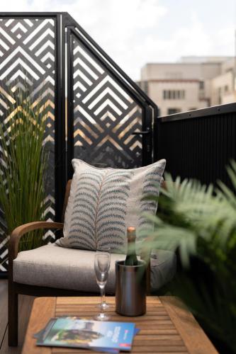 Habitación Doble Deluxe con terraza en la azotea del hotel The Chamberlain. Foto 4