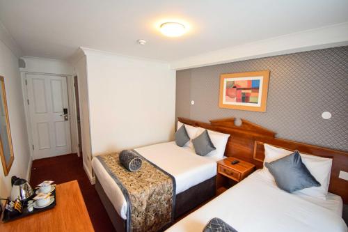 Habitación Triple del hotel Pembridge Palace. Foto 1