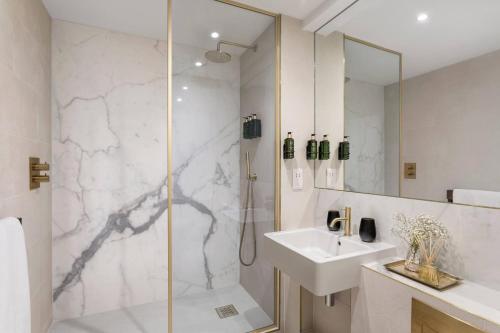 Habitación Premium con cama extragrande del hotel Melia London Kensington a Melia Collection. Foto 4