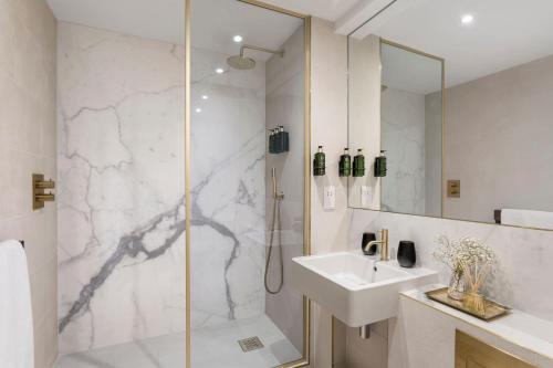 Habitación Premium con cama extragrande del hotel Melia London Kensington a Melia Collection. Foto 49