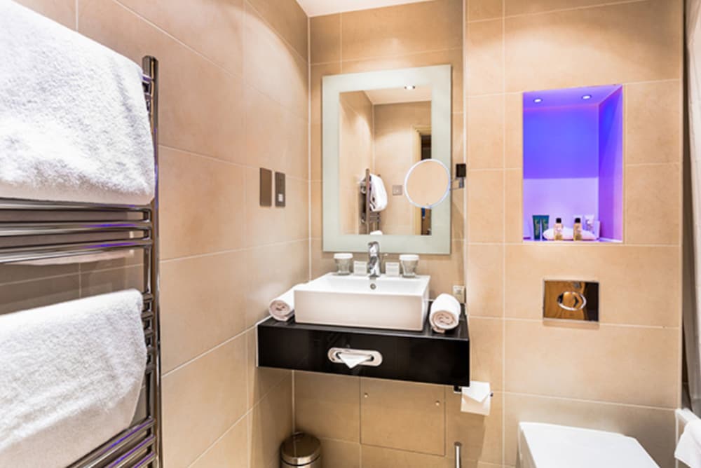 Habitación superior, 1 cama de matrimonio grande del hotel The Washington Mayfair Hotel. Foto 5