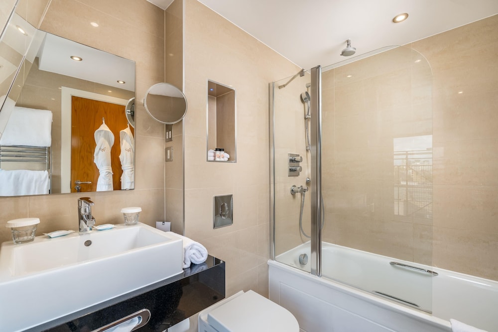 Habitación superior, 1 cama de matrimonio grande del hotel The Washington Mayfair Hotel. Foto 6