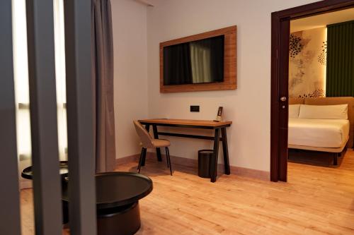 Triple Premium con salón del hotel Princesa De Eboli. Foto 1
