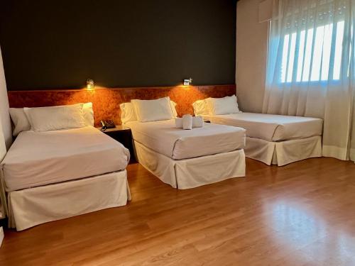 Habitación Triple - Camas Individuales del hotel AP Madrid Airport. Foto 1